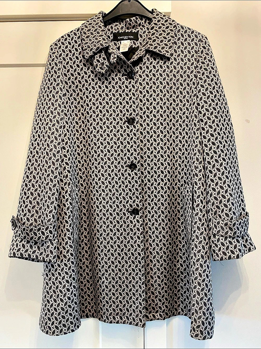 Jones New York Geometric Coat in Black & White Size P L. Like New